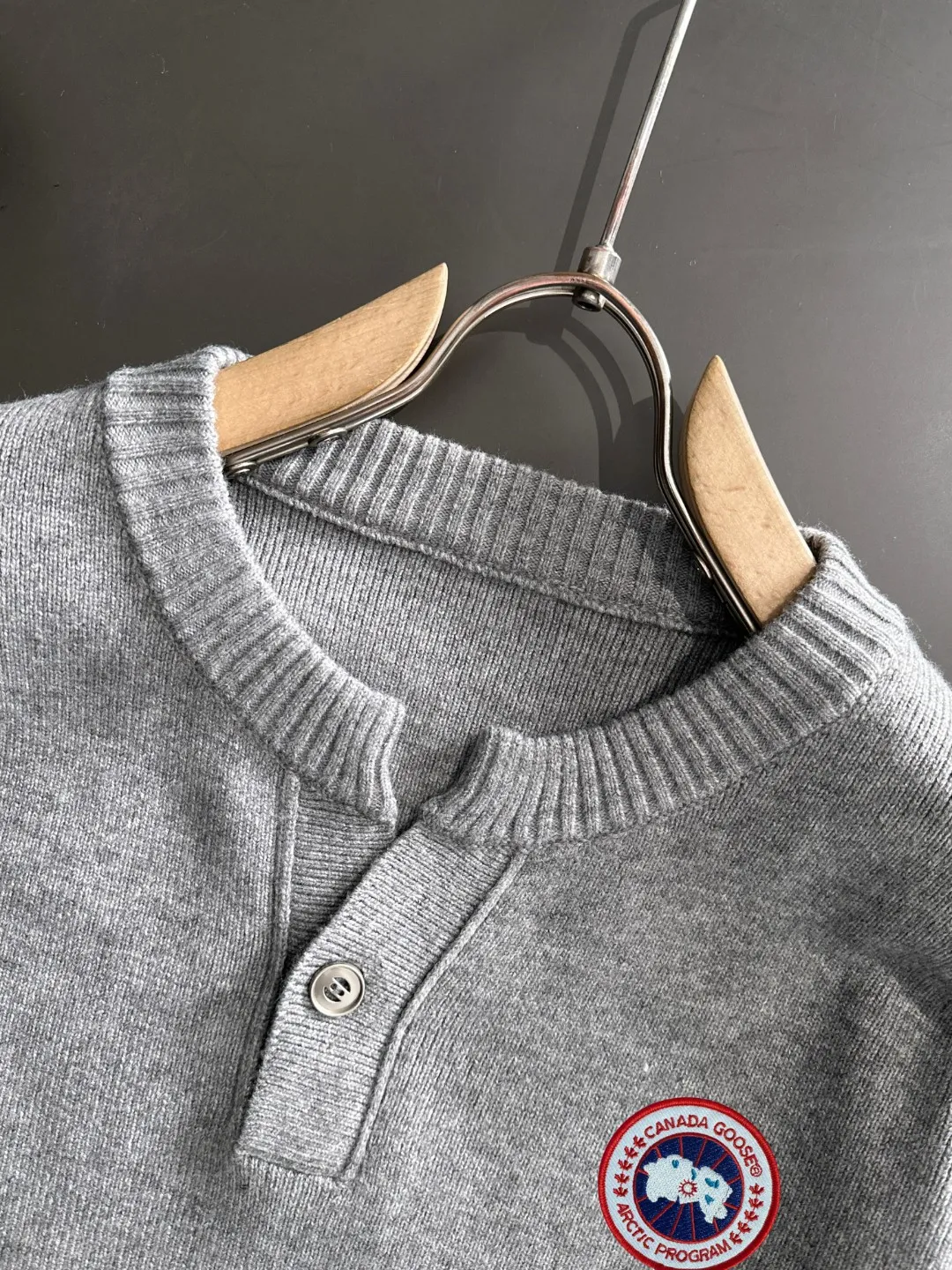 Next day shipping P360 Big Goose 2025 official website latest winter sweater, popular items are on sale at the counter simultaneously! Specially made of wool blended fabric. It feels comfortable and can be directly in contact with the skin. The logo badge is exquisitely embroidered, which is extremely eye-catching! The details highlight the fashionable charm of big brands. Exquisite workmanship. Three-dimensional cutting style. The wearing effect is invincible and handsome! All three standards are complete! Size: M-2XL